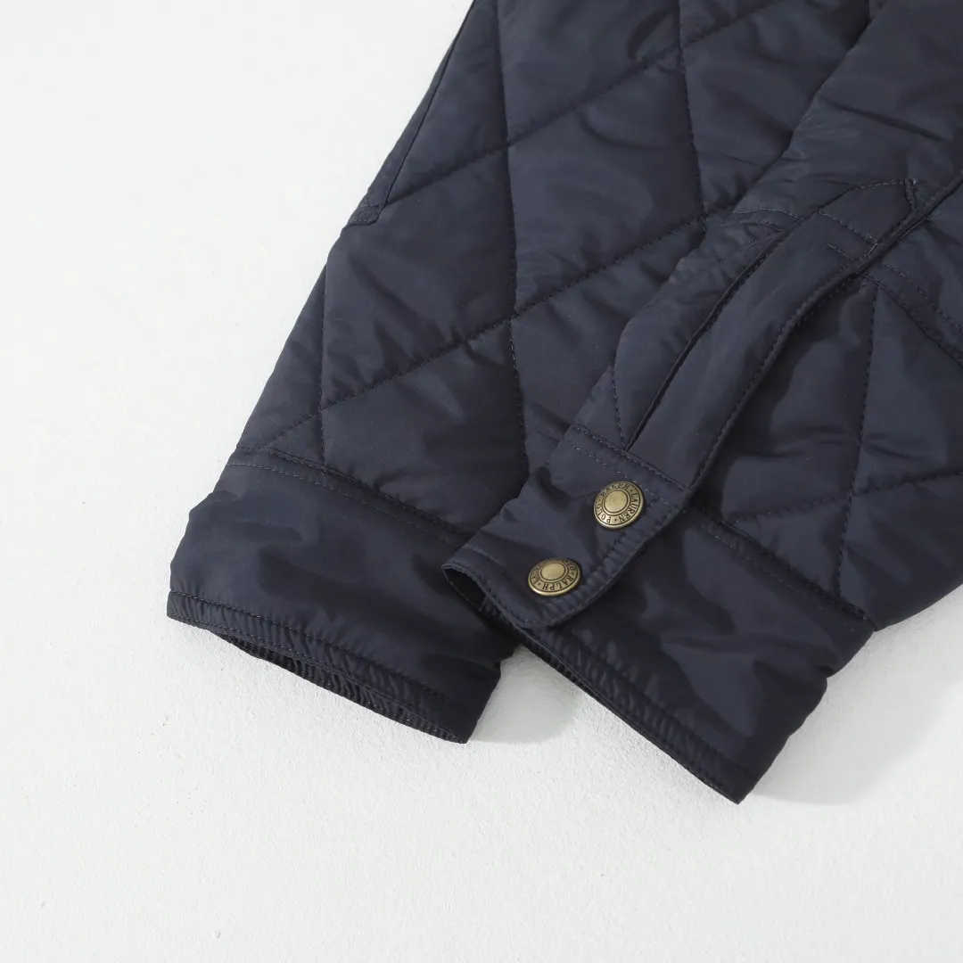 P370 #59 Ralph Lauren classic rhombus quilted cotton jacket for men and women. Inspired by retro workwear, it blends with contemporary British style. The imported machine-pressed rhombus quilting is accurately aligned, and the three-dimensional H-shaped tailoring is neat and slim. It is not bulky when layered in autumn and winter, and still maintains a light style.  Texture is reflected in the details: customized metal buckles, corduroy lapels, breathable eyelets under the arms, and slits on the hem, all replicating the brand's high-end genes. All excipients are standardized!  Five colors to choose from: black/khaki/brown/green/navy blue, easy to switch between commuting, leisure, and travel occasions. Function and appearance coexist: 37.5°C temperature control black technology, breathable and moisture-proof, anti-slip cotton patented fabric, temperature-locking, soft and waxy, durable and stylish. A retro warm-keeping item that can handle low temperatures calmly. The details are all made of craftsmanship, and the style has no limits. It has a classy look that will turn heads.  Color: Khaki Black Navy Green Brown Size: S M L